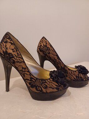 Guess Lace Pumps